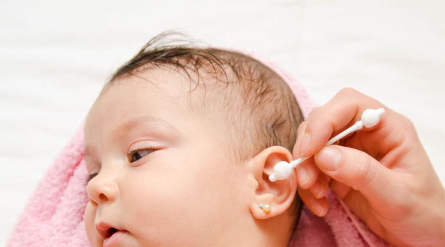 Как чистить уши грудничку. Как правильно чистить уши новорожденному? Частота процедур и правильный подбор времени