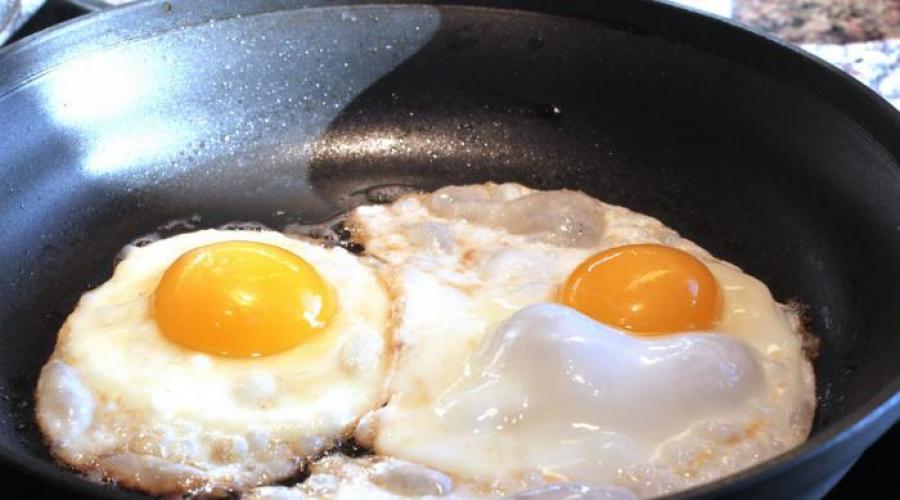 Жареные яйца на сливочном масле. Как правильно жарить яичницу