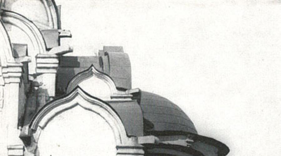 Спасский собор. Спасский собор (XV в.) Кубическое по композиции здание трапезной завершается четырехскатной кровлей